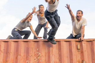 Artistes de la Cia. Flying Pikmis durant l'espectacle