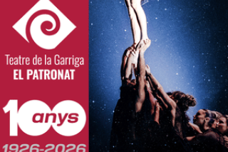 Imatge de l'espectacle Sustrai, grup d'artistes sostenint una companya