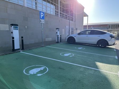 Imatge d'un dels nous carregadors nous per a cotxes elèctrics