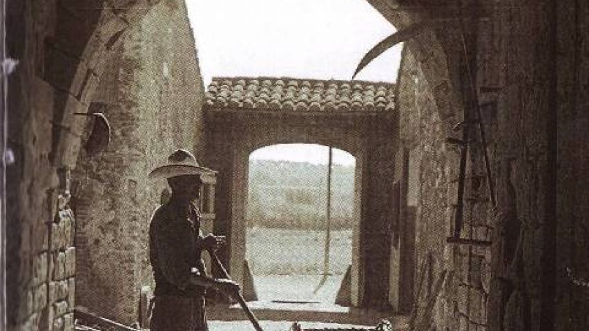 Sota la torre de Rosanes Foto: Fons Pere Forcada, Centre de Documentació Històrica de la Garriga