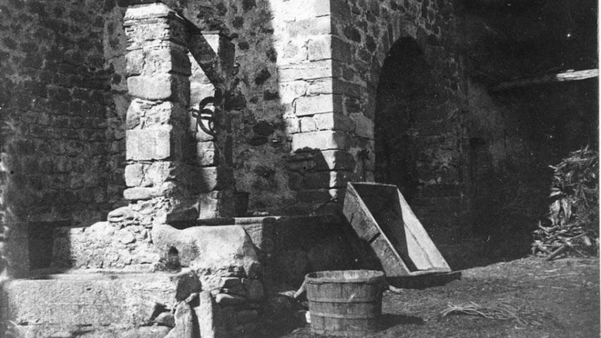 El pati de Rosanes i el seu pou Foto: Fons Centre Excursionista de Catalunya, Centre de Documentació Històrica de la Garriga