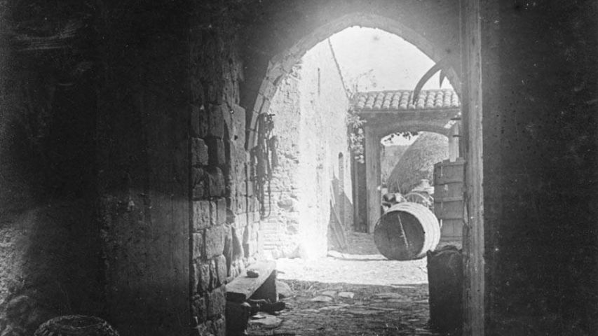 Sota la torre de Rosanes Foto: Fons Centre Excursionista de Catalunya, Centre de Documentació Històrica de la Garriga