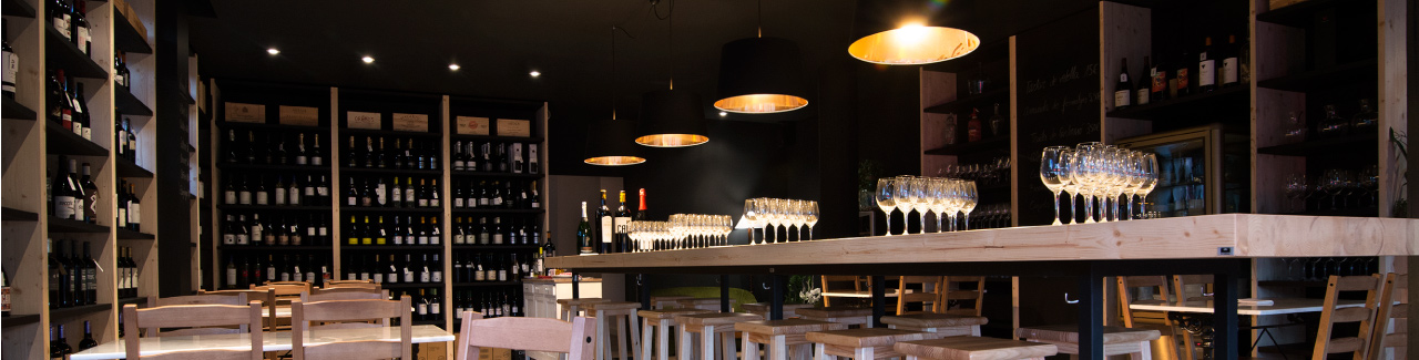Interior del restaurant amb ampolles de vi visibles