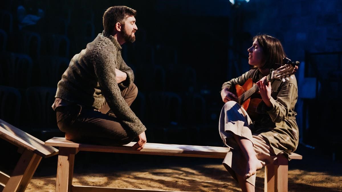Imatge de l'espectacle amb una noia tocant la guitarra