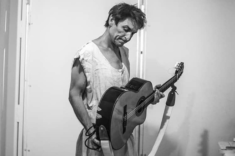 El cantant Albert Pla amb una guitarra