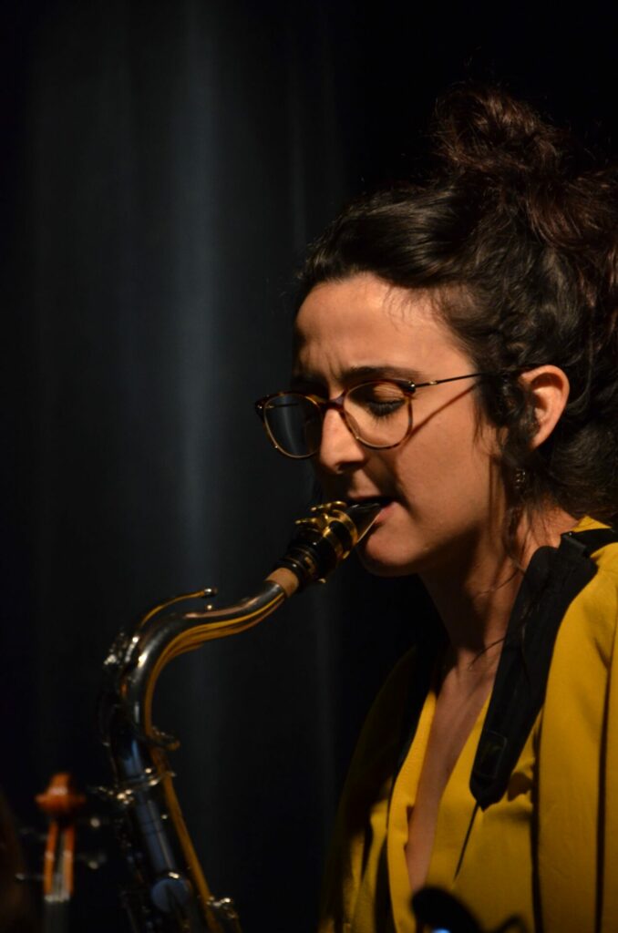 Noia tocant el saxo