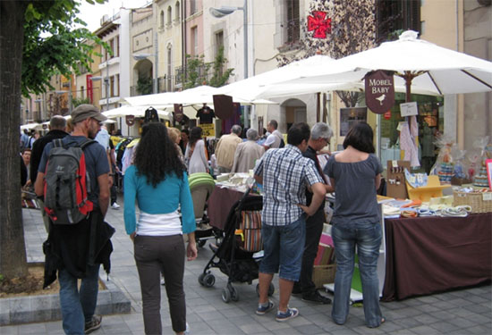 Garriguencs passejant pel centre durant la Botiga al carrer