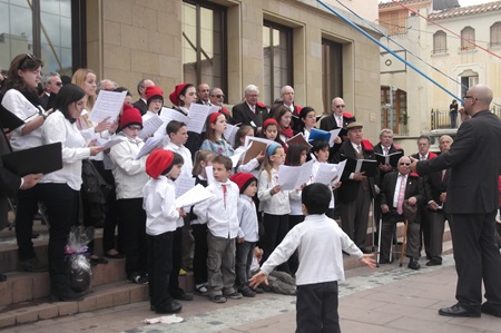Cantada de Caramelles a la porta de l'Ajuntament