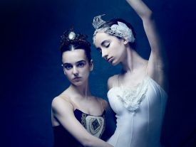Deux filles dansent