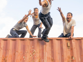 Artistes de la Cia. Flying Pikmis durant l'espectacle