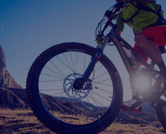 Salto de un rider en el Bike Park