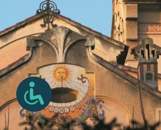 Fotografia de la façana de Can Barbey amb logo accessibilitat