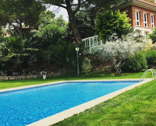 Imatge de la casa amb piscina