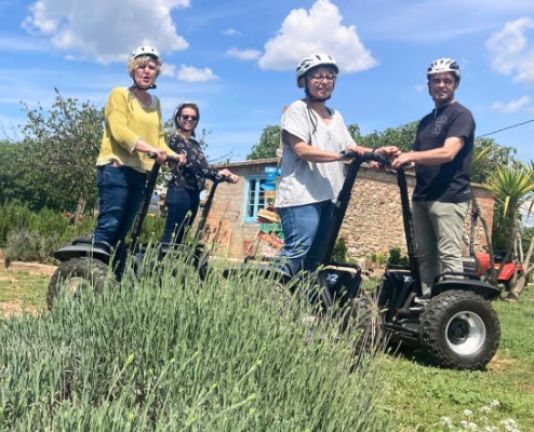 Grup de persones sobre segway