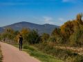 Camí de bici i paisatge de muntanya al fons