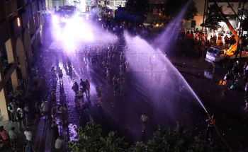 Foto nocturna amb aigua  i llums