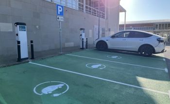 Imatge d'un dels nous carregadors nous per a cotxes elèctrics