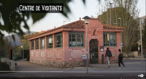 Imatge de captura de pantalla del vídeo amb el Centre de visitants de fons