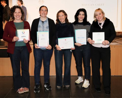 Fotografia de la regidora Carol Espada (esquerra), la Isabel de Can Poi i l'equip de treball 