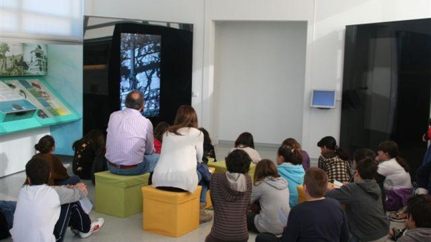 Alumnat mirant audiovisual