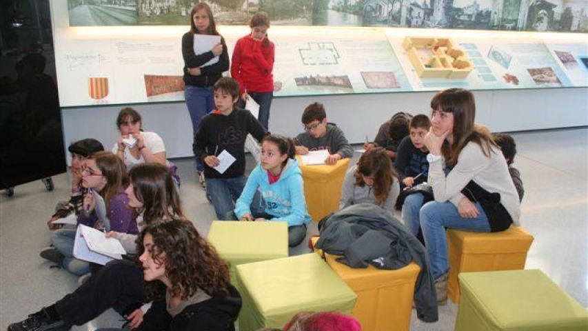 Alumnat escoltant exposició