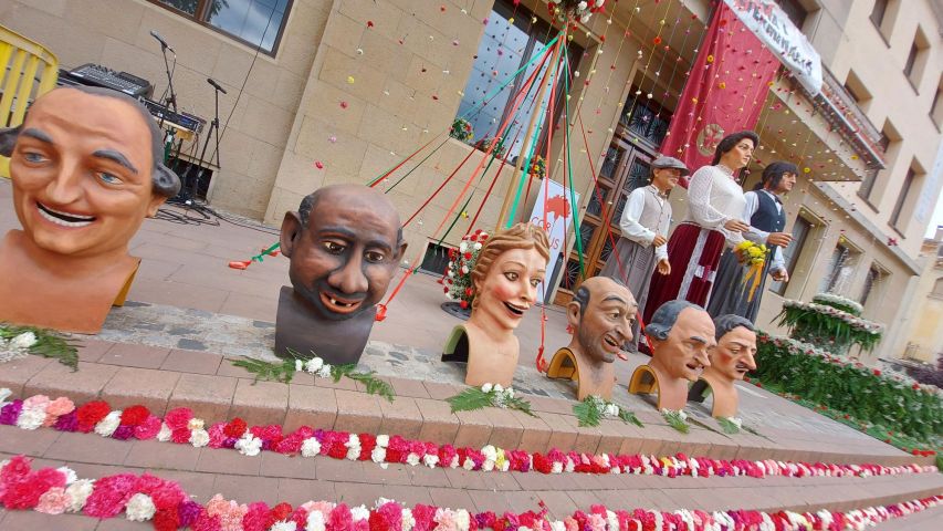 Gegants i capgrossos a la Plaça de l'Església engalanada