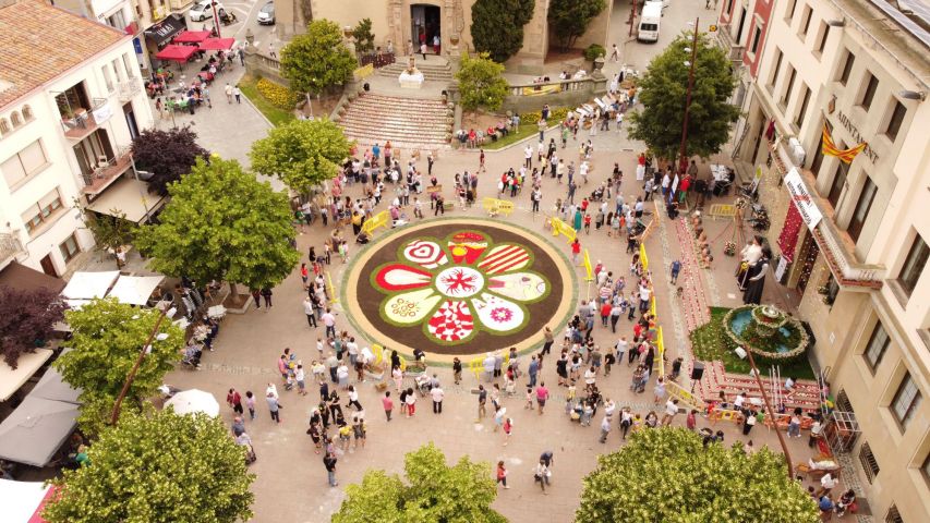 Foto aèria de la catifa rodona de la plaça de l'Església. Autoria: Oriol Tubau