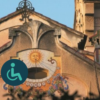 Fotografia de la façana de Can Barbey amb logo accessibilitat