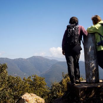 foto de dues noies mirant a l'horitzó